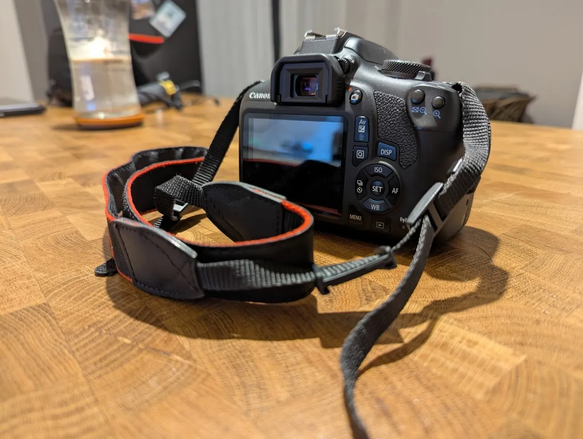 Canon EOS 2000D Kit + Accessories