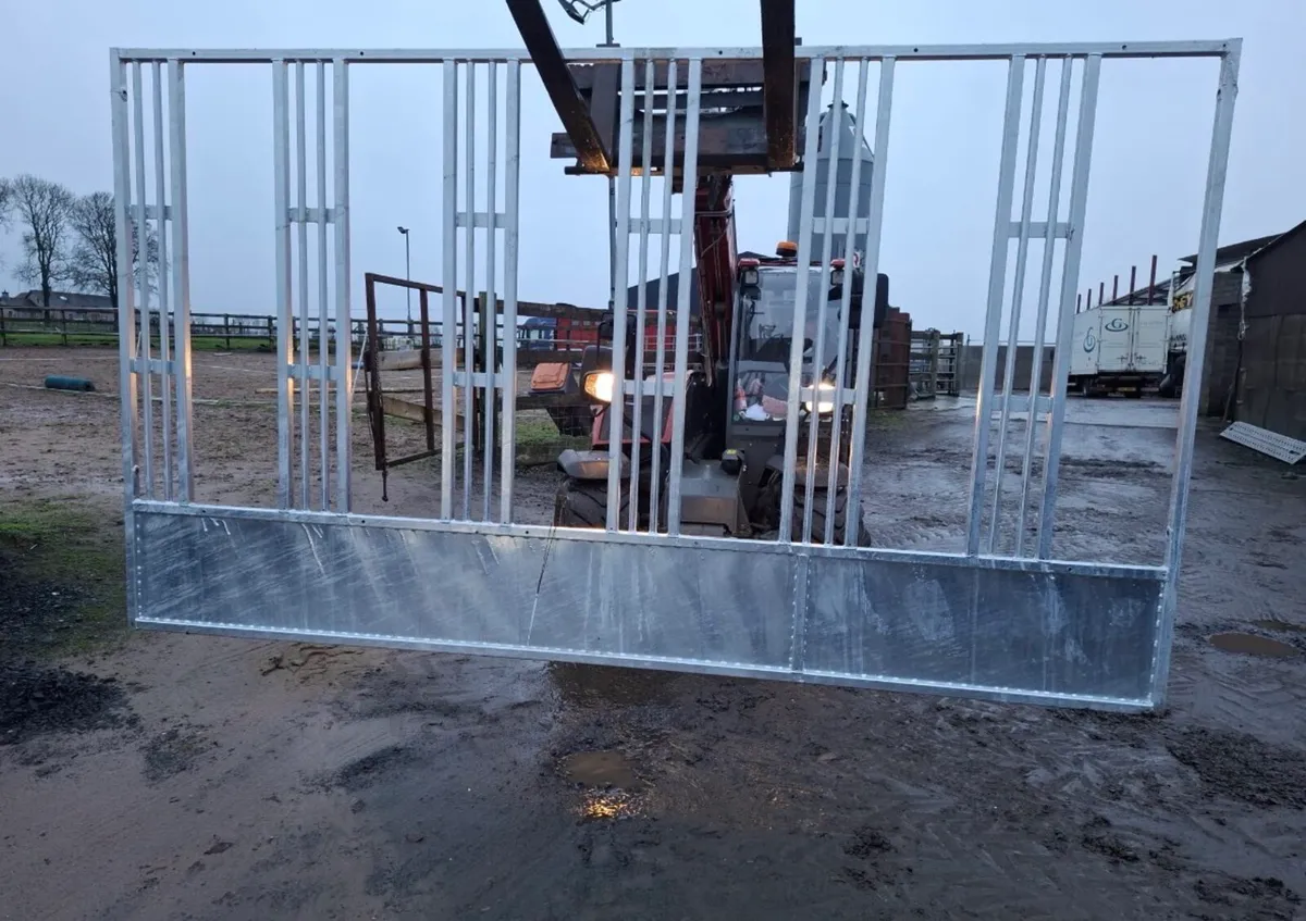 Horse feed gates
