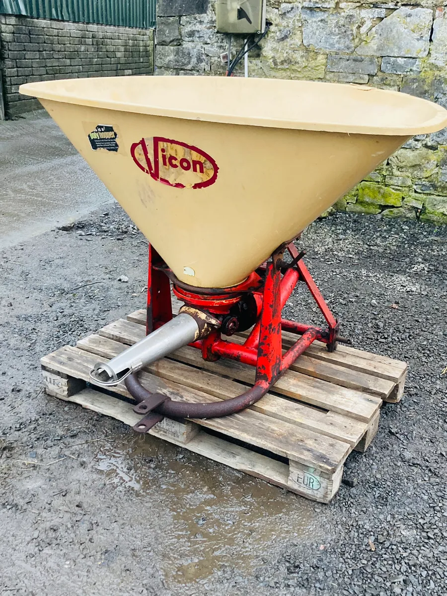Vicon fertiliser spreader
